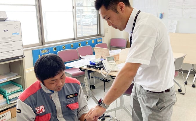 社員同士で会話している写真