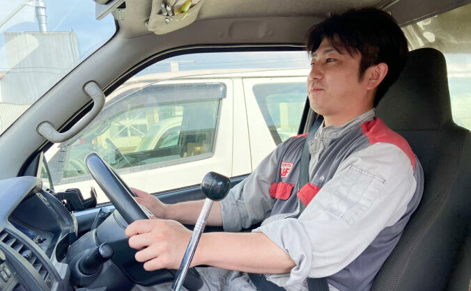 運転する社員の写真